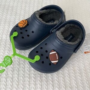 NWT CROCS Toddler Boys 9 Navy Blue Lined Clogs Basketball Football Jibbitz Comfy